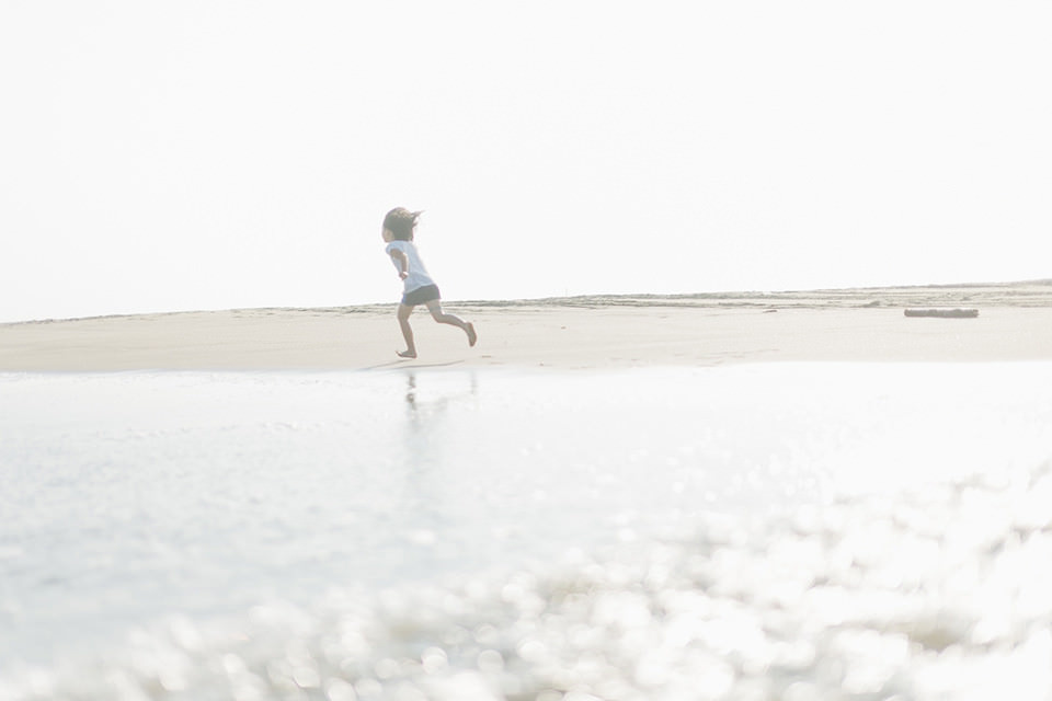 Ein Kind rennt am Strand entlang