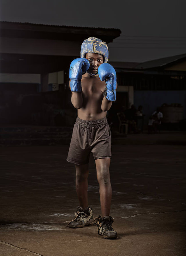 Junge mit Boxhandschuhen und Helm.