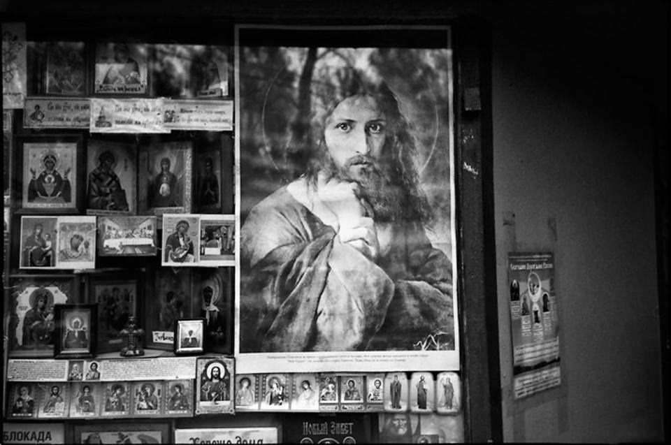 Ein Bild von Jesus hängt an einem Automaten.