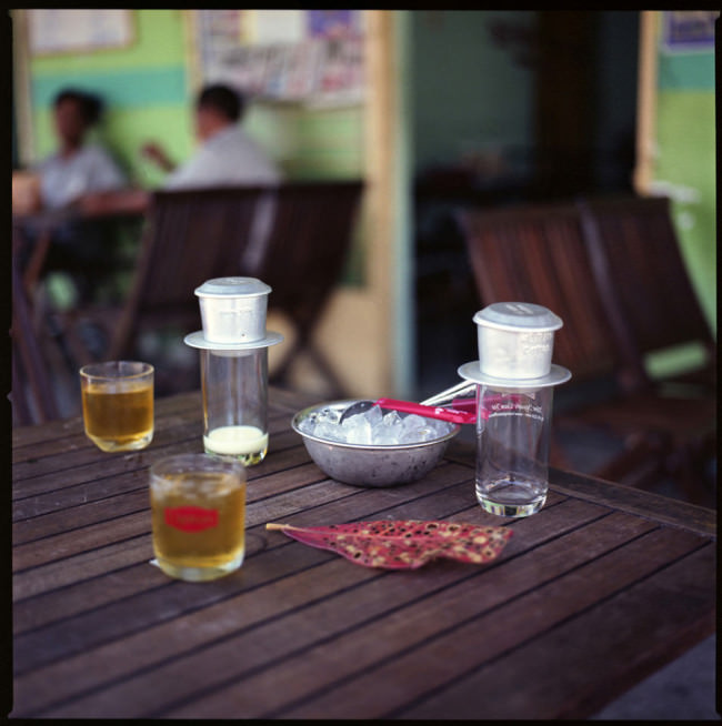 Zwei Gläser Tee auf einem Tisch und  vietnamesischer Kaffee