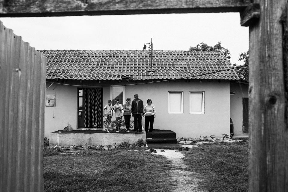 Familie Morina vor ihrem Haus. 