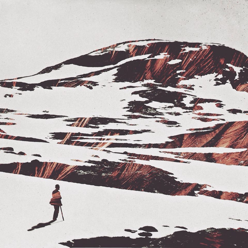 Eine Person steht vor einer Bergkuliise, collagiert mit rotbraunen Strukturen.