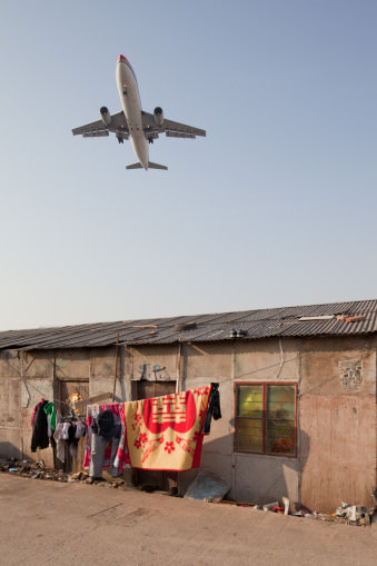startendes Flugzeug über einem Wohnviertel