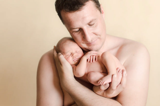 Ein Vater mit einem Neugeborenen