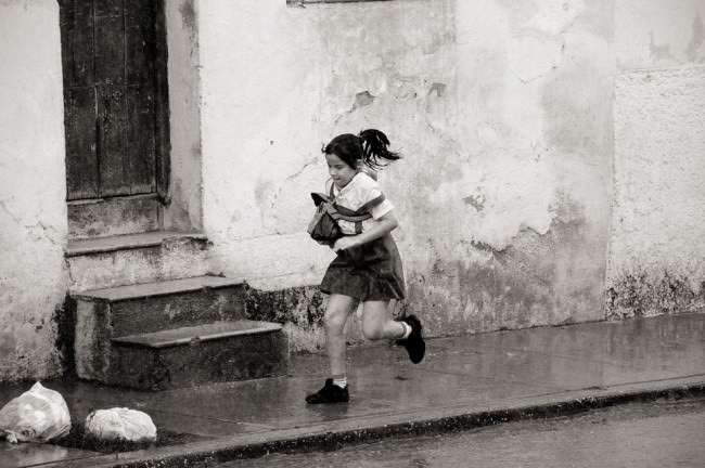 Ein Mädchen rennt am Fotografen vorbei. 