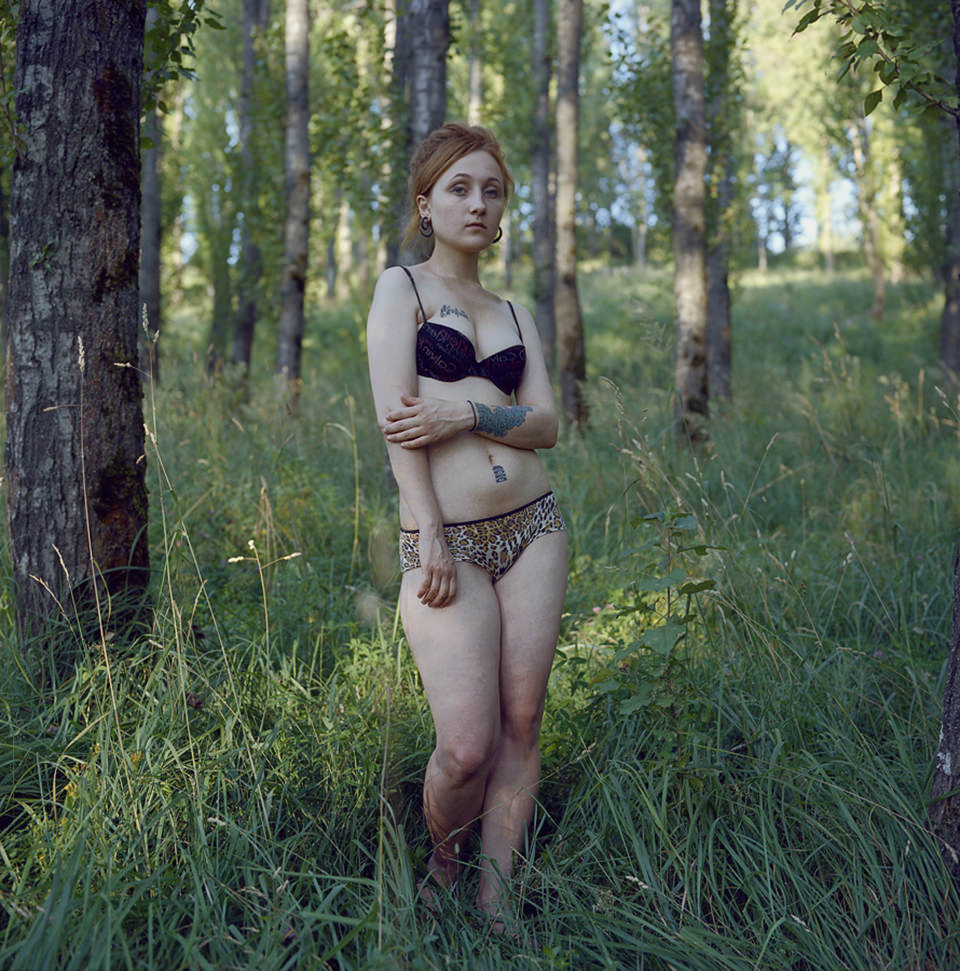 Eine Frau in Unterwäsche im Wald