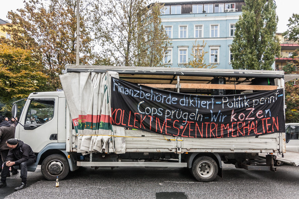 Ein mit Transparenten behangenes Wohnmobil auf einer Demonstration.