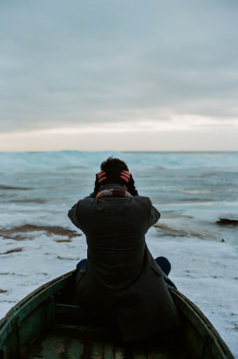 Eine Person steht vor dem russischen Eismeer