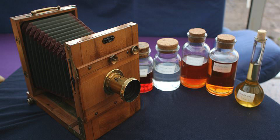 Eine alte Kamera und diverse Chemikalien