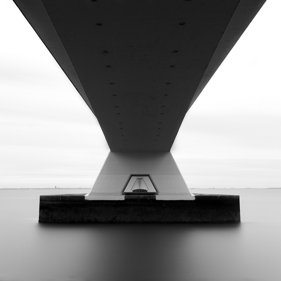 Langzeitbelichtung mit Brückenpfeiler, symmetrisch und schwarzweiß.