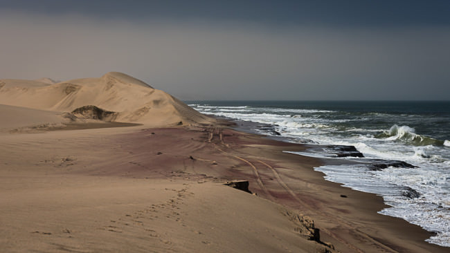 Wüste an einer Meeresküste.