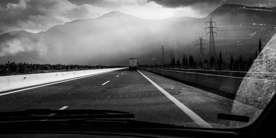 Lichtstrahlen durchbrechen Wolken am Ende der Autobahn
