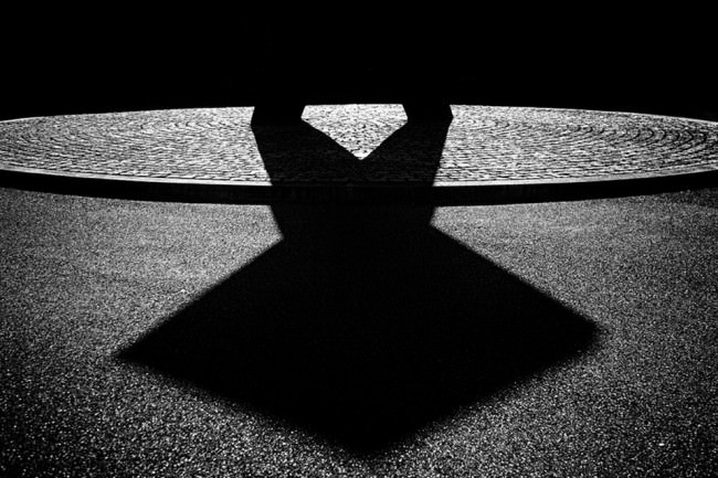 Der Schatten einer Statue auf der Straße