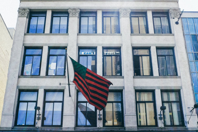 Eine Flagge hängt vor einem Gebäude