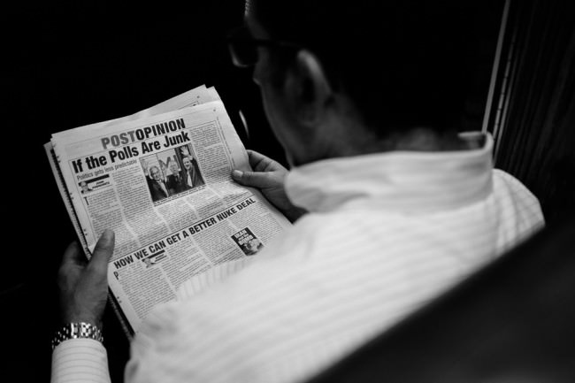 Ein Mann liest Zeitung