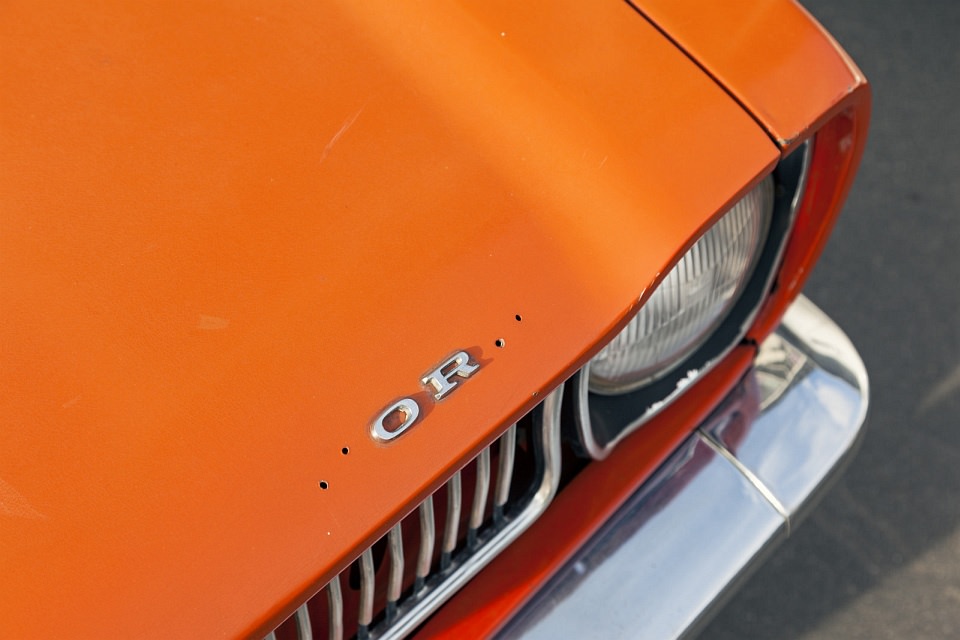 Orange Motorhaube mit den verbliebenen Buchstaben OR.