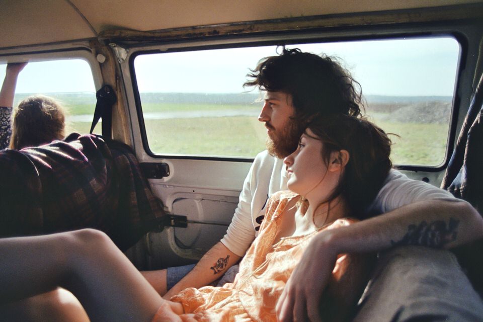 Ein Paar im Auto