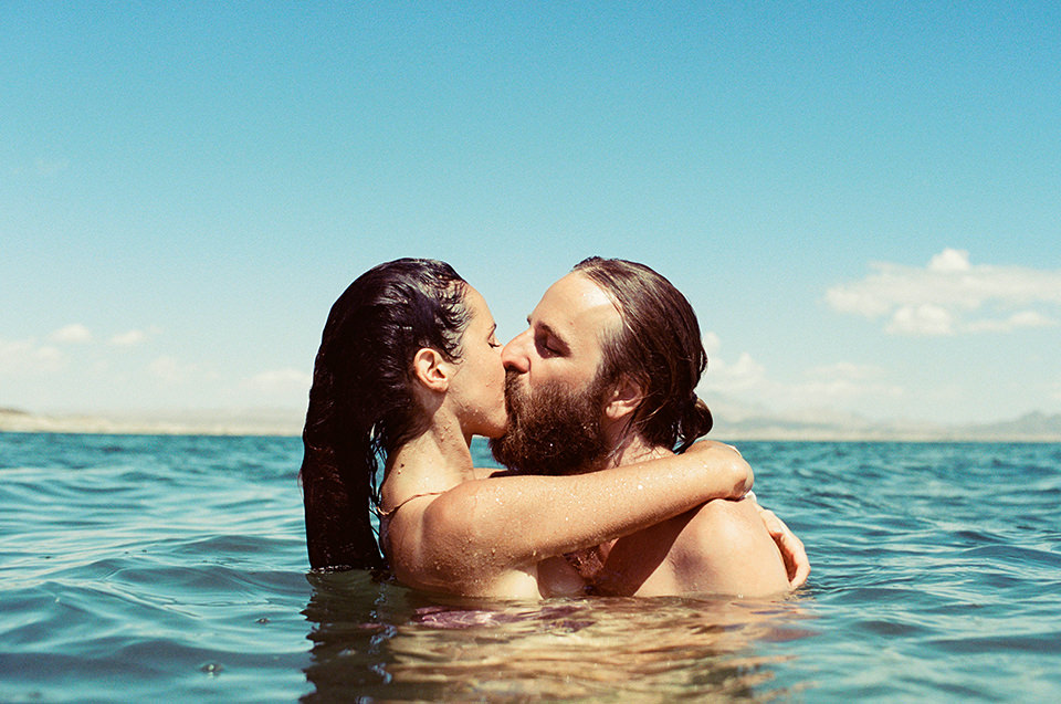 Ein Liebespaar küsst sich im Meer