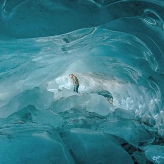Mensch in einer Höhle aus Eis.
