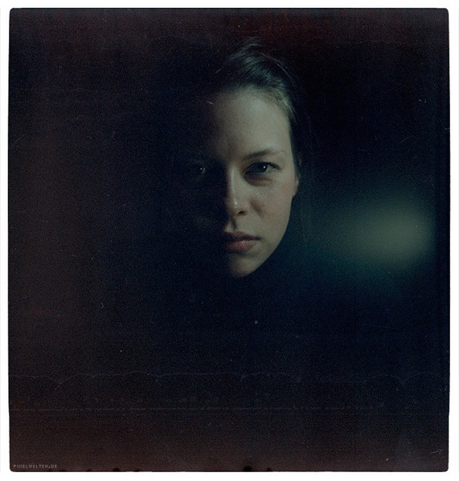 Frauenportrait im Dunkeln.