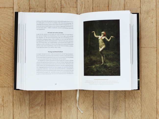 Doppelseite im Buch Leidenschaft Aktfotografie von Corwin von Kuhwede, Verlag Rheinwerk