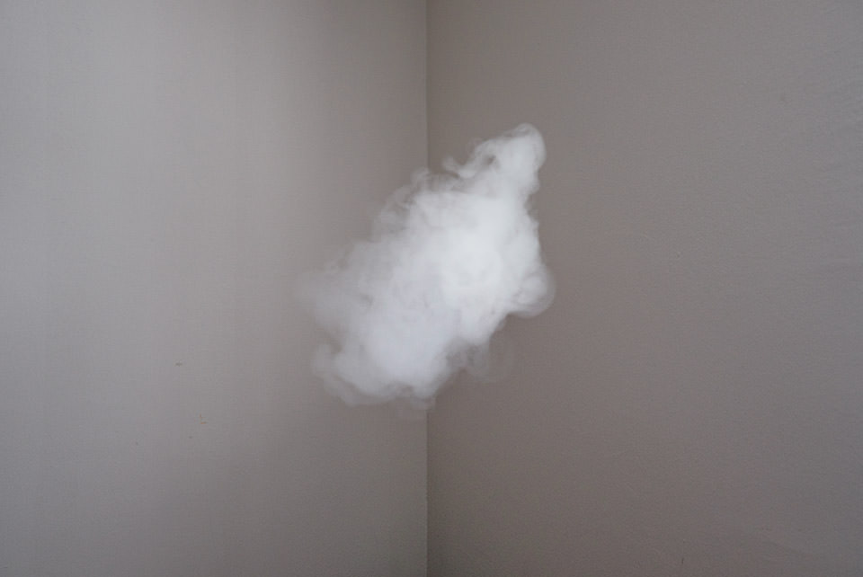 Eine Wolke ist im Raum gefangen.