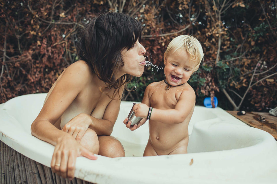 Eine Frau und ein Kleinkind in einer Badewanne