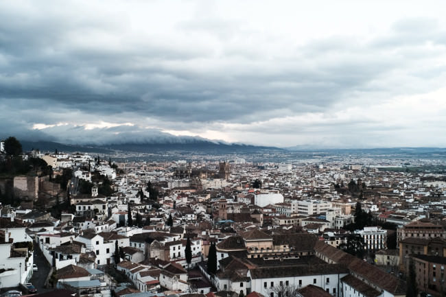 Granada unter Wolkenhimmel