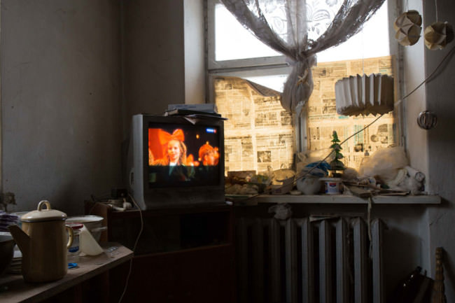 Ein Fernseher läuft vor abgeklebten Wänden