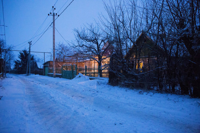 Eine schneebedeckte Straße zur blauen Stunde