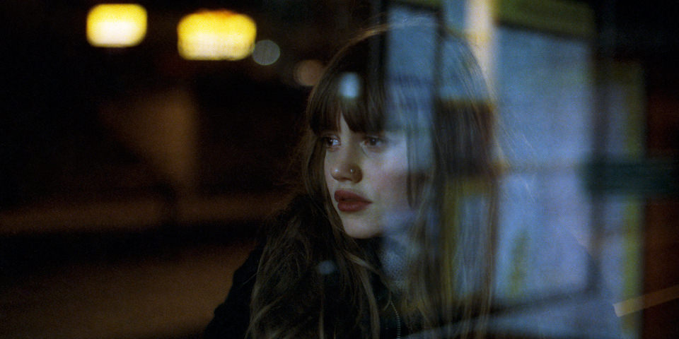 Portrait einer jungen Frau bei Nacht