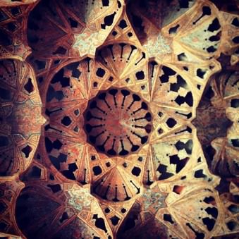 Ornamente an der Decke einer Moschee.
