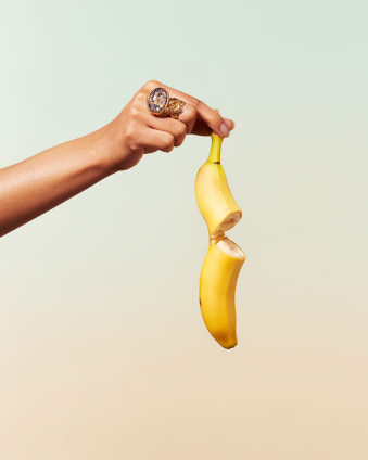 Eine Hand hät eine geknickte Banane