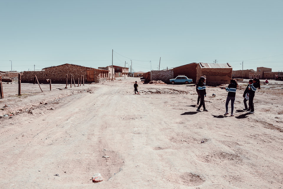 Ein Dorf in der bolivianischen Salzwüste