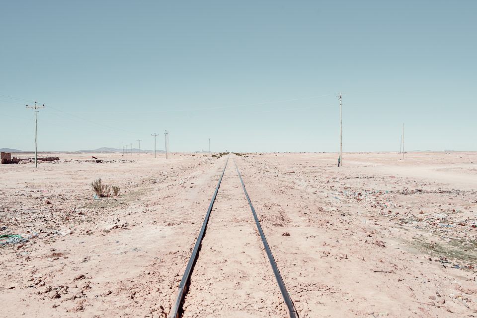 Gleise in der bolivianischen Salzwüste