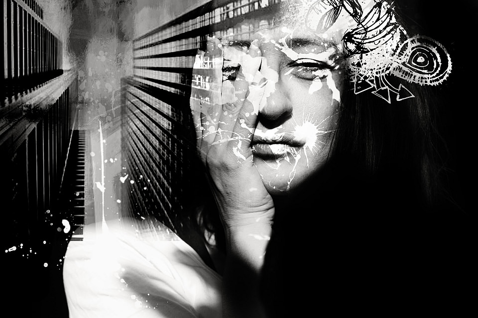 Digitale Collage aus einem Portrait, Hochhaus und Zeichnung, schwarzweiß.