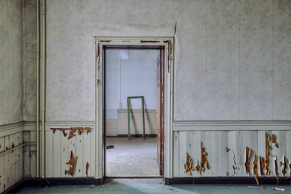 Blick durch eine Tür in einen Raum, in einem verlassenen Haus.