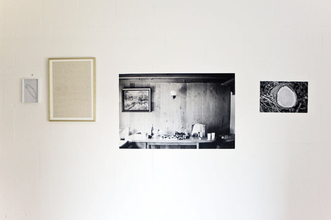 Ausstellungswand mit schwarzweißen Holz-Fotografien.