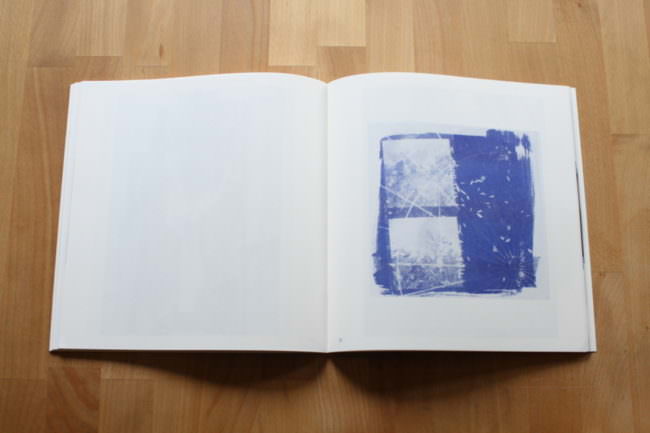 Foto eines aufgeschlagenen Buches mit einem Polaroidlift.