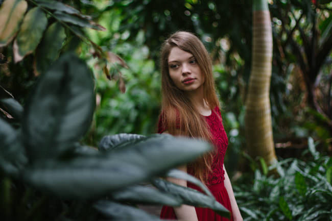 Ein Mädchen im Dschungel