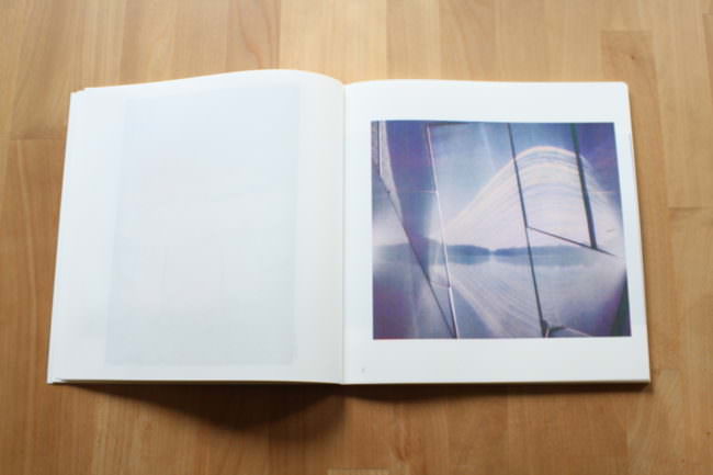 Foto eines aufgeschlagenen Buches mit blauem Bild.