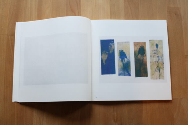 Foto eines aufgeschlagenen Buches mit vier Belichtungsstreifen.