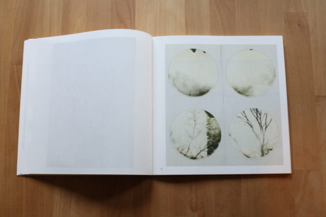 Foto eines aufgeschlagenen Buches mit vier kreisrunden Fotos.