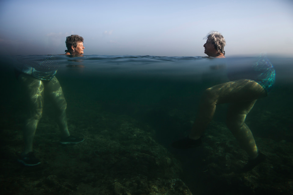 Zwei Personen stehen im Wasser