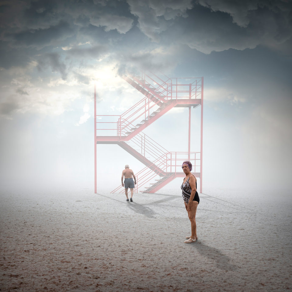 Zwei Personen und eine Treppe in die Wolken