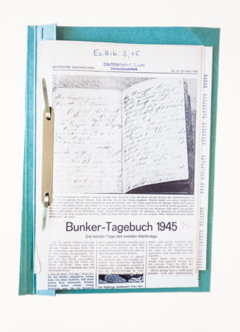 Zeitungsausschnitt in einem Schnellhefter mit Titel Bunker Tagebuch