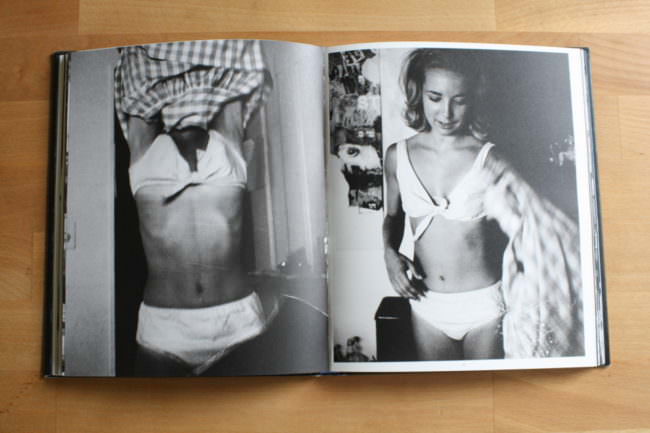 Schwarzweißbild einer Frau in Unterwäsche in einem Buch.