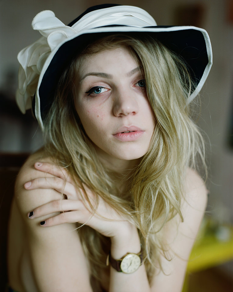 Porträt einer blonden Frau mit Hut