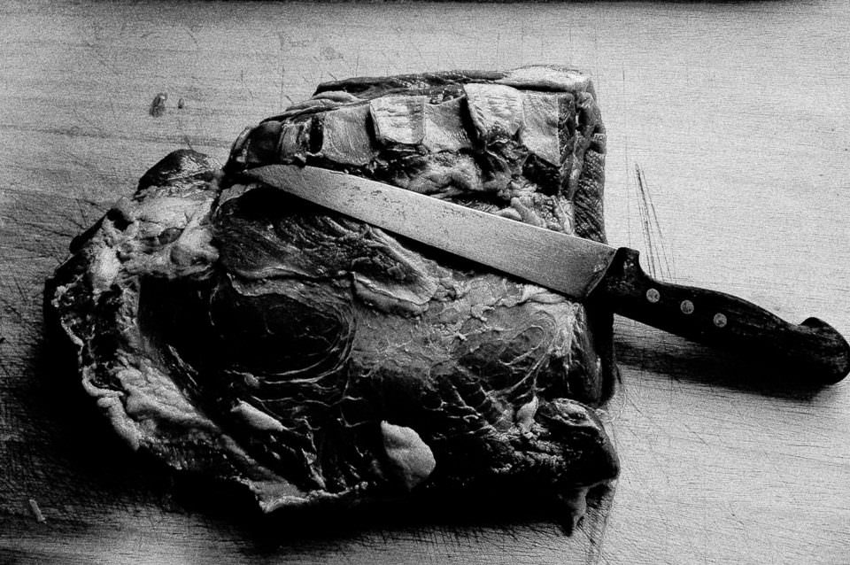 Ein Stück Fleisch und ein Messer.