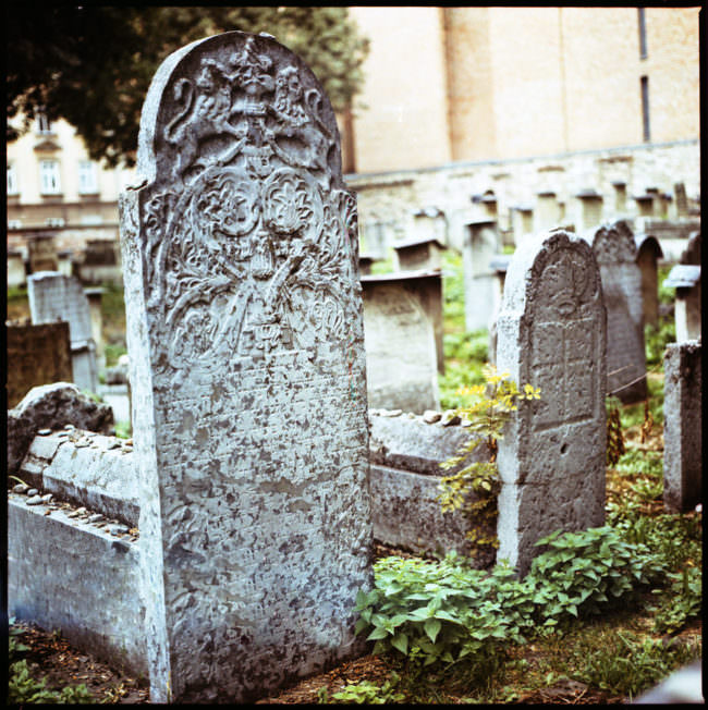 Ein verwitterter Grabstein auf dem Friedhof